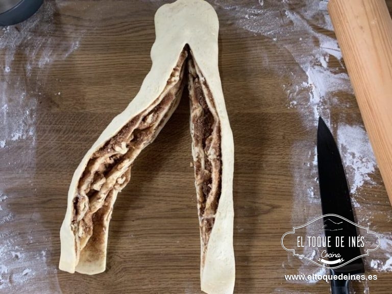 Cortamos al medio, dejando un extremo sin cortar, la masa y trenzamos.